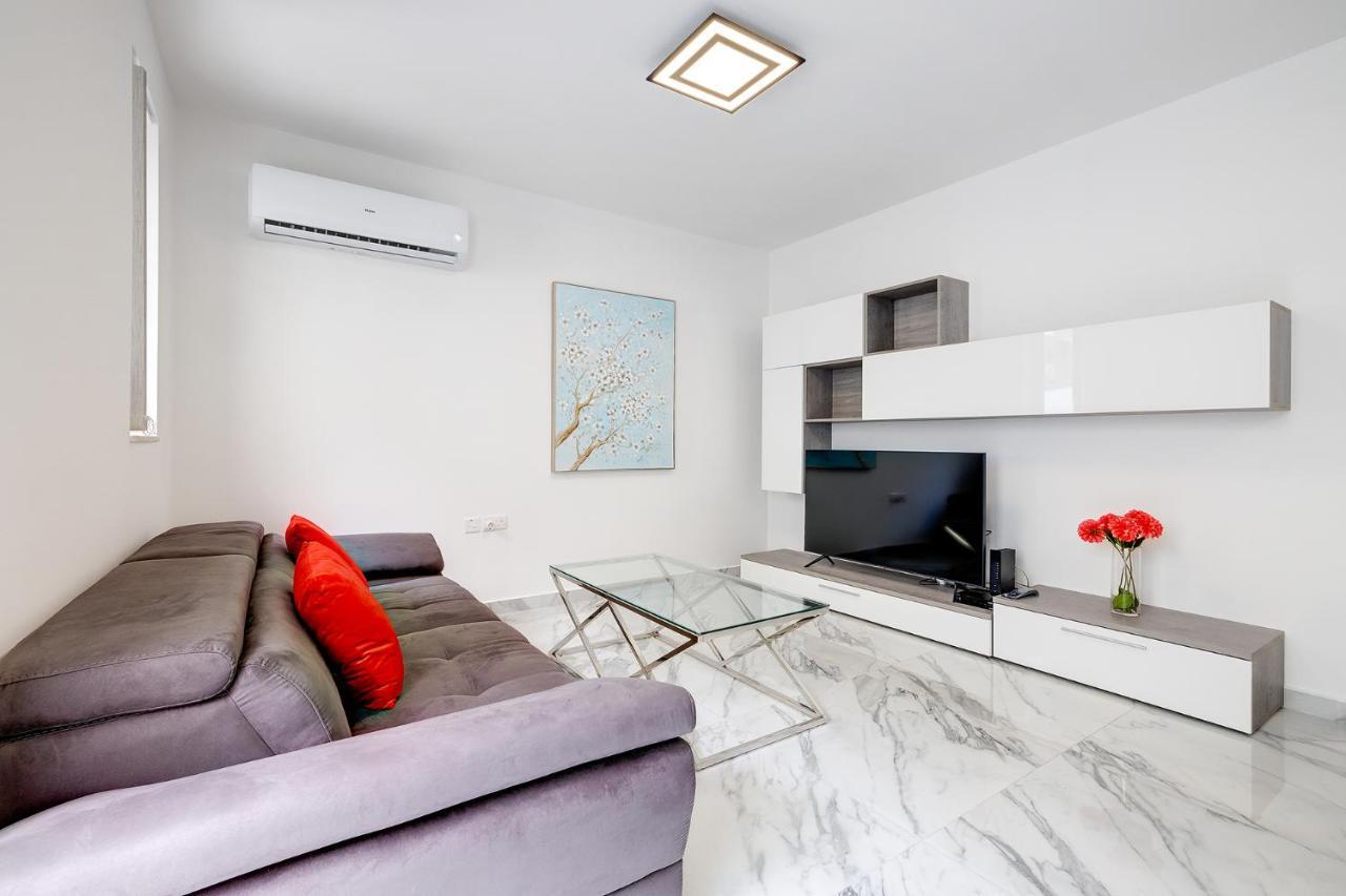 Cosy Apartment Steps To St George'S Bay Сент Джулианс Экстерьер фото