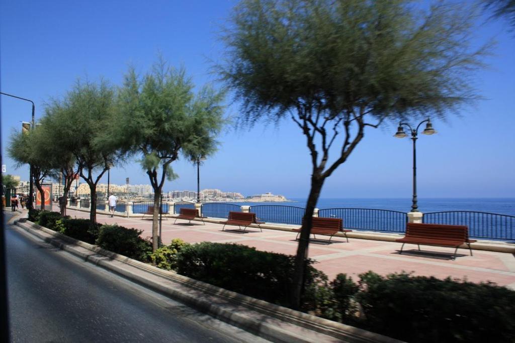 Cosy Apartment Steps To St George'S Bay Сент Джулианс Экстерьер фото