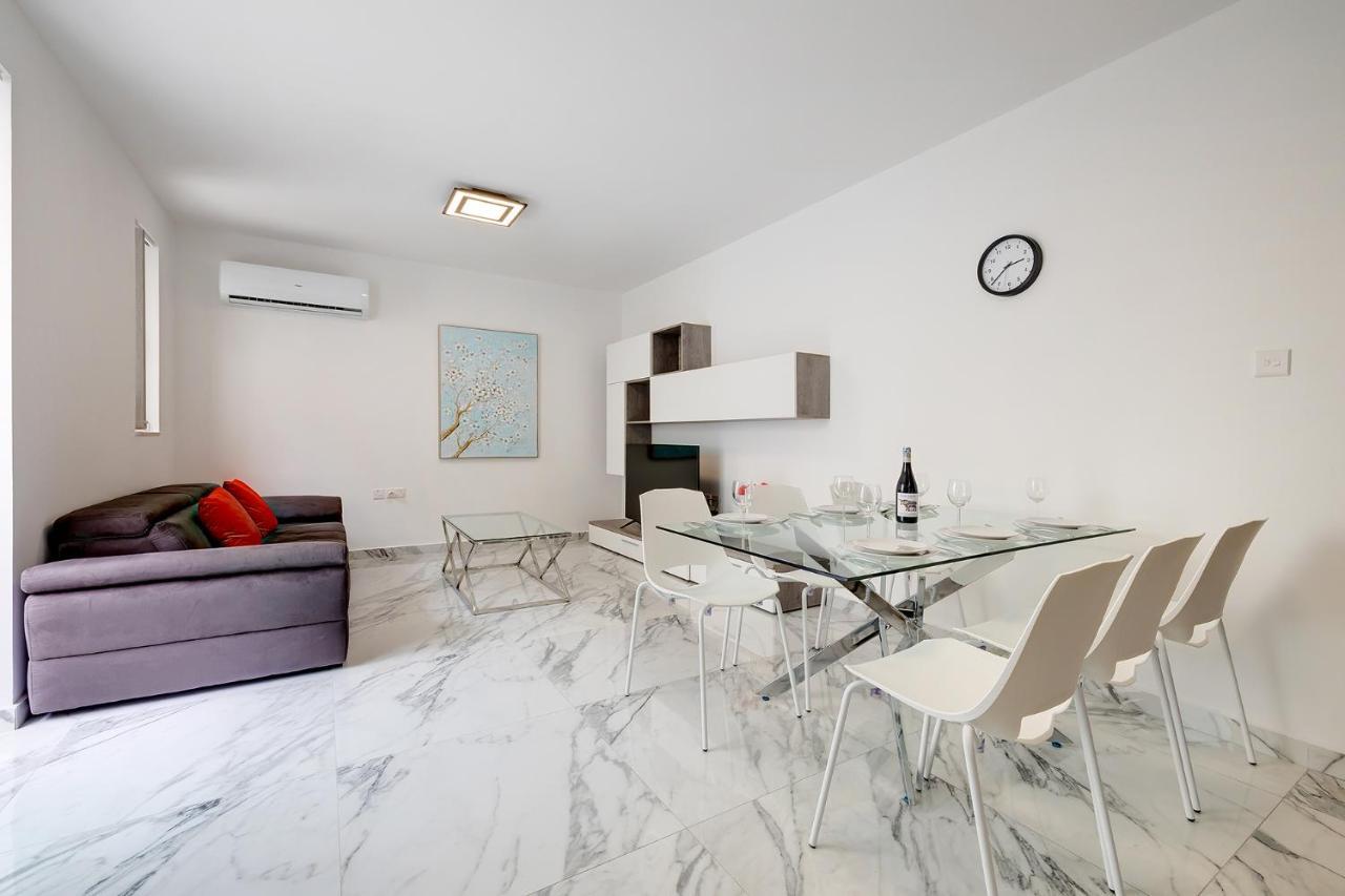 Cosy Apartment Steps To St George'S Bay Сент Джулианс Экстерьер фото