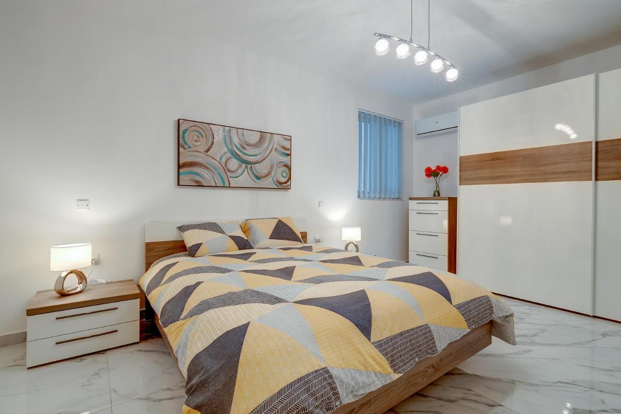 Cosy Apartment Steps To St George'S Bay Сент Джулианс Экстерьер фото