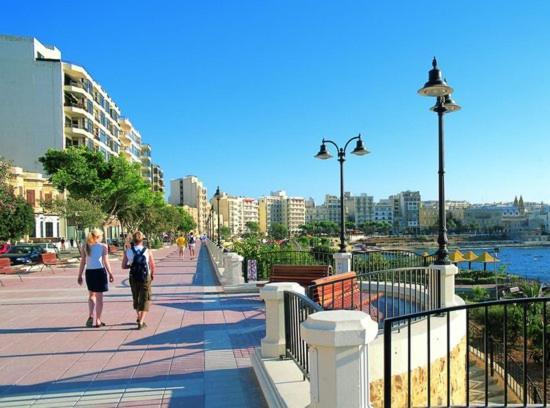 Cosy Apartment Steps To St George'S Bay Сент Джулианс Экстерьер фото