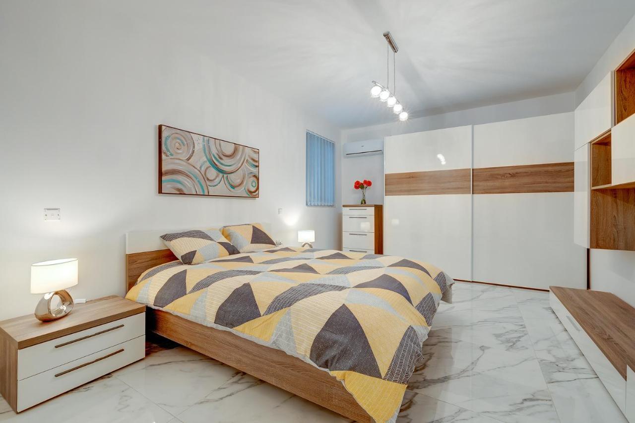Cosy Apartment Steps To St George'S Bay Сент Джулианс Экстерьер фото