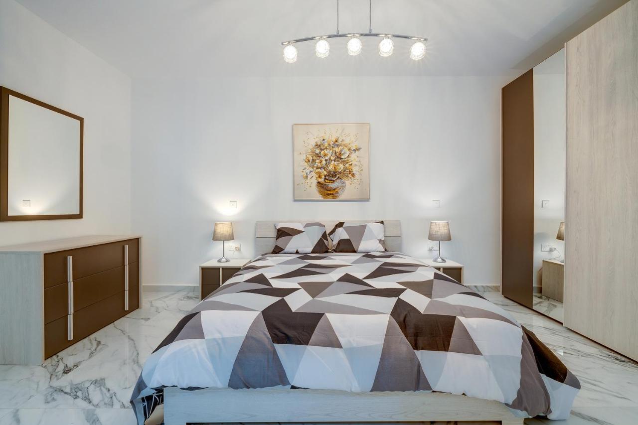 Cosy Apartment Steps To St George'S Bay Сент Джулианс Экстерьер фото