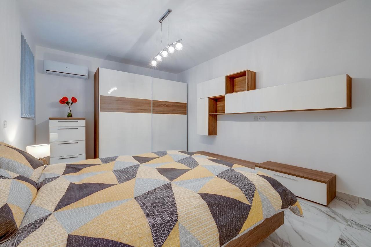 Cosy Apartment Steps To St George'S Bay Сент Джулианс Экстерьер фото